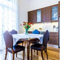 Neoclassical apartment with 3 bedrooms in Piraeus