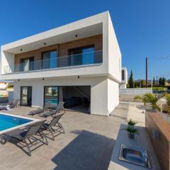Villa Marlene, walking distance to Coral Beach!