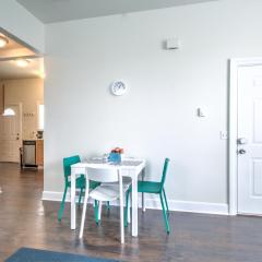 Hosteeva Capitol Hill 2BR Apt - 7 Walking Distance to Dining