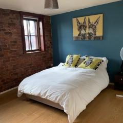 2 Bed Duplex Penthouse Apartment by Mathew Street Sleeps 6