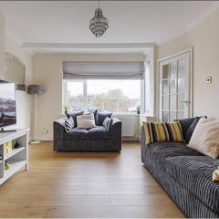 Modern 4 bedroom house in Heathrow, London