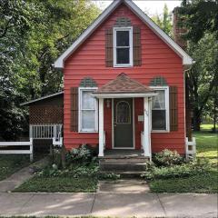 Downtown 2 Bedroom Cottage, Sleeps 6, Walking Distance to Honeywell, Downtown Restaurants, Shopping