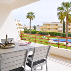 LovelyStay - 2BR Modern, Pool Access, Close to Marina & Beach