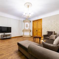 Ancient Storie's AP 65sqm Renovated Free parking