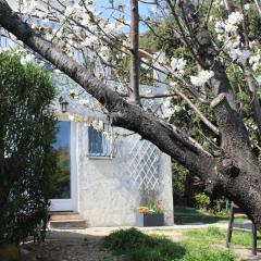 Rez de villa avec beau jardin et belle vue