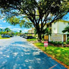 Elegant 1 Bedroom Condo With Swimming Pool Gym Access All Included In Convenient Fort Myers Location Near Golf Courses and Sanibel Island