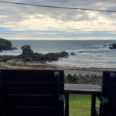 GWYNFA-3 BED- GROUND FLOOR APT - SEA VIEWS - TREARDDUR BAY