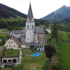 Pool, Pokale, Sauna, Billard, Kirche u. viel Natur