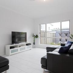 5b Bent Street large house with ducted air con foxtel and wifi