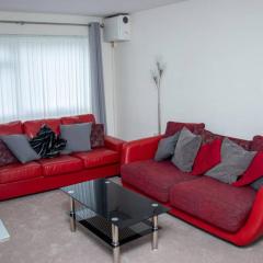 Crawley Apartment near Gatwick Manor Royal Newly Refurbished Sleeps 4