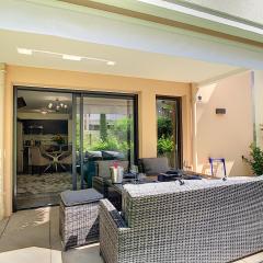 Palm Beach apartment with a pool in the residence