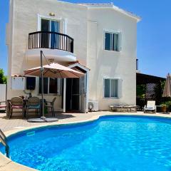 VILLA ALICIA with priv pool, beautiful garden and shady veranda- 5 min to the beach