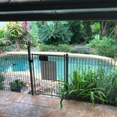 Royal Palm Cottage, Entire two bedroom 2 bathroom house with Pool