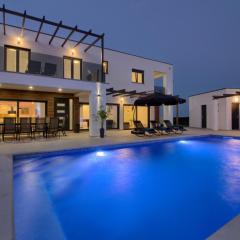 New luxury Villa with extra heated pool with hydromassage, biliard near town center