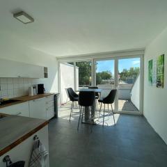 Wohnung mit 2 Einzelzimmer gemeinsamer Küchen/Bad/Balkon-Nutzung
