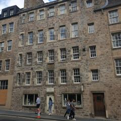 Canongate - Spacious and historic 2 bed flat on Royal Mile