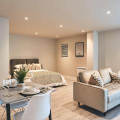 Seven Living Bracknell - Serviced Apartments in City Centre - Free Parking