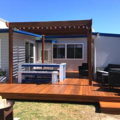 SHELLHARBOUR BEACH COTTAGE - Stroll to Beach flags - Back gate straight to Beach, Front gate walk to new Marina