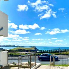 Seaview, Luxury apartment, 2 min walk to both Porth and Whipisderry beaches