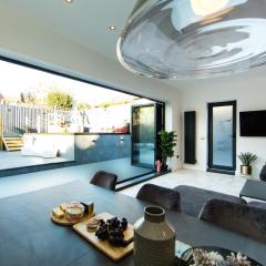 Rounton Villa by Luxury Travel Emporium- Hot Tub - Sea Views - Parking