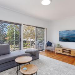 The Norburn, 3 Norburn Avenue - aircon, wifi, boat parking, close to water & clubs