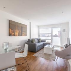 Luxury 2-Bed Flat parking and close to the tube