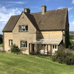 Beautiful 3 bedroomed Cotswolds Farmhouse