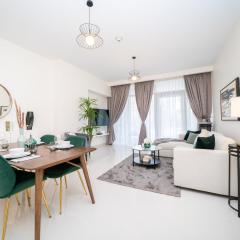 HiGuests - Chic Apt with Balcony and Pool near Burj Khalifa