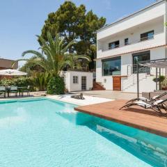 Moderna villa con piscina y amplio jardín