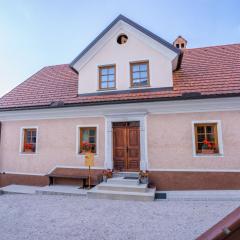 Notranjska hiša - traditional country house, close to the world attraction Cerknica lake