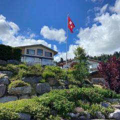 Casa Admisa, spektakuläre Aussicht, Ski in and out, hochwertige Einrichtung, Valserstein und Eiche