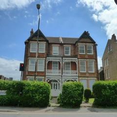 Top floor flat with sea view