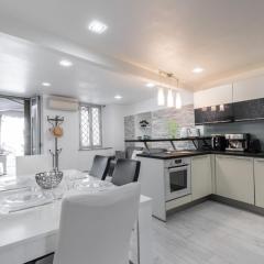 Amazing 3 Bdrs and Garden Place du Pin Parking !