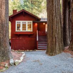 Redwood Retreat! Redwoods! Walk to River!! Hot Tub!! BBQ! Central Air!!