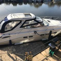 ENTIRE LUXURY MOTOR YACHT 70sqm - Oyster Fund - 2 double bedrooms both en-suite - HEATING sleeps up to 4 people - moored on our Private Island - Legoland 8min WINDSOR THORPE PARK 8min ASCOT RACES Heathrow WENTWORTH LONDON Lapland UK Royal Holloway