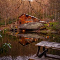 Serene mountain getaway, Hot Tub, Sauna, Lake View, Swim, Fish, Hiking, EV plugin