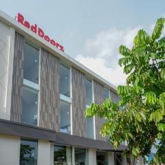 RedDoorz Plus near Solo Baru