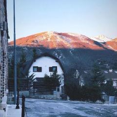 tipica baita con vista sul monte magnola