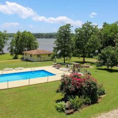 Cozy Cottage On Kentucky Lake with Shared Pool!