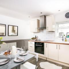 Bijoux Plymouth Cottage - Sleeps 6 - By Habita Property