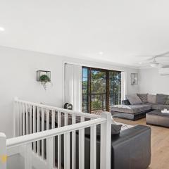 Amaroo Cres No 20 Fingal Bay Holiday Home