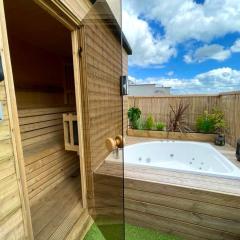 2 Bedroom Roof Terrace SPA with Sauna plus Jakuzzi and Outdoor Cinema