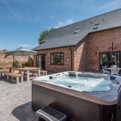 Chapel Cottage at Pond Hall Farm, Stunnning Property with Private Hot Tub