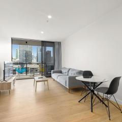 KOZYGURU SOUTH BRISBANE KOZY 2 BEDROOMS APT + FREE PARKING BRISBANE ONE QSB001-1203