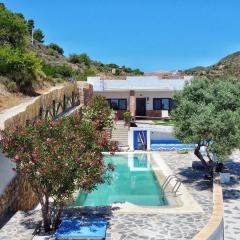 Villa for 4 with a private Pool & Garden