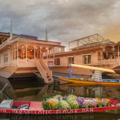 WelcomHeritage Gurkha Houseboats