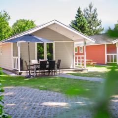 Beautiful lodge with dishwasher, located on a holiday park in Brabant