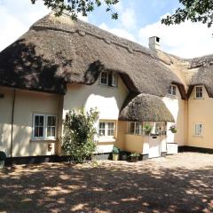 Beautiful Character 5 Bedroom Dorset Thatched Cottage - Great Location - Garden - Parking - Fast WiFi - Smart TV - Newly decorated - sleeps up to 10! Only 18 mins drive to Sandbanks Beach! Close to Bournemouth & Poole