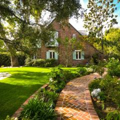 Beautiful airy architect-designed room and brand new private luxe bathroom