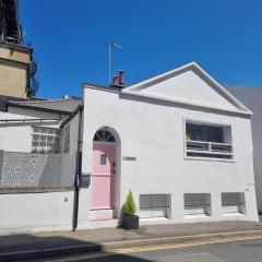 Quirky Seaside Family Cottage walk to the waves!